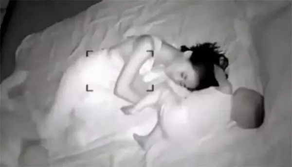 老公出差不放心在「家裡裝監視器」,想看看老婆在幹什麼,沒想到「出現的畫面」讓他痛心!