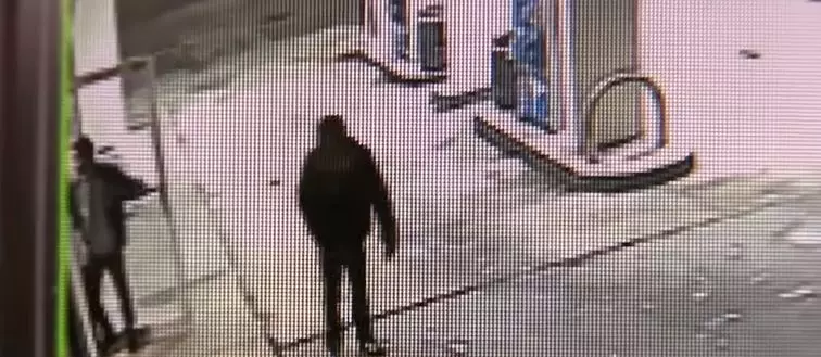 大夜班店員發現「進來這對男女怪怪的」,勇敢上前:「快到我後面我保護妳」真的阻止慘劇!
