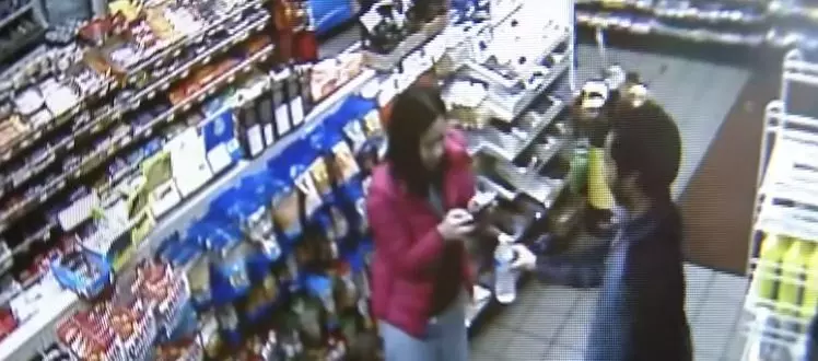 大夜班店員發現「進來這對男女怪怪的」,勇敢上前:「快到我後面我保護妳」真的阻止慘劇!