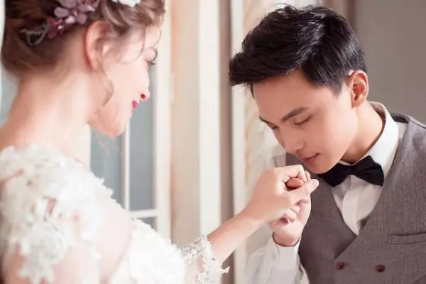法國正妹「倒追中國窮小子」非他不嫁!1年後她提出「超扯結婚要求」讓所有台灣女生都跪了!