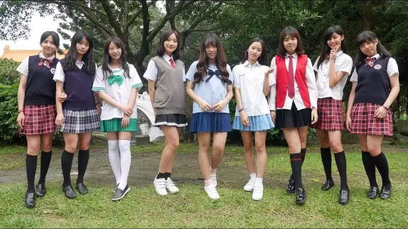 16張「風格不一樣的各國學生制服」照,越南女學生「全白服飾」是公認第一名的~