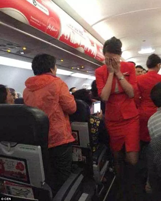 【AirAsia空姐遭侮辱!】中國野蠻乘客因不能和伴侶坐在同一個座位,而將「滾熱的泡麵」潑向亞航空姐的臉蛋!