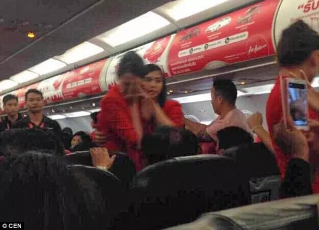 【AirAsia空姐遭侮辱!】中國野蠻乘客因不能和伴侶坐在同一個座位,而將「滾熱的泡麵」潑向亞航空姐的臉蛋!