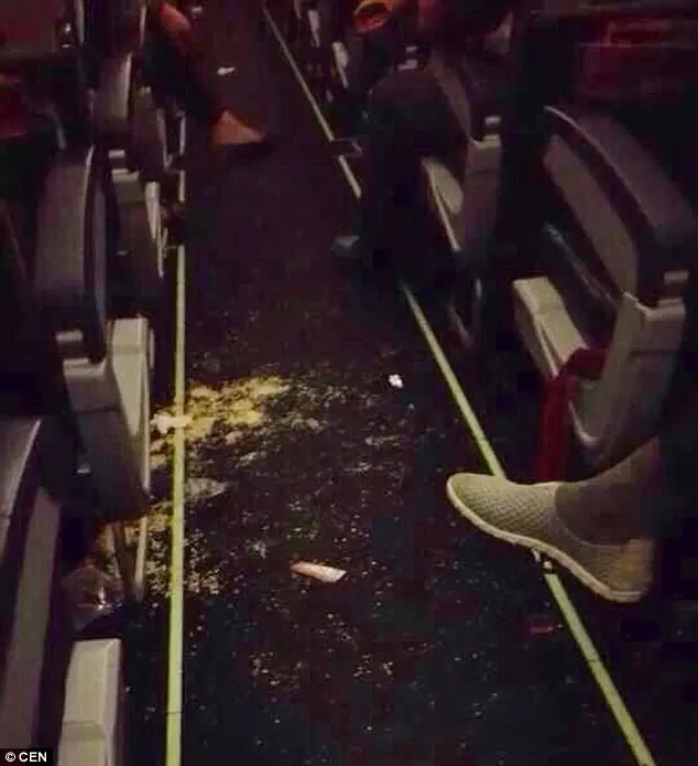 【AirAsia空姐遭侮辱!】中國野蠻乘客因不能和伴侶坐在同一個座位,而將「滾熱的泡麵」潑向亞航空姐的臉蛋!