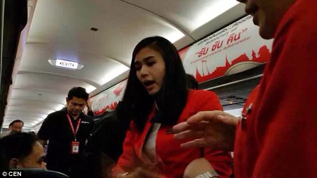 【AirAsia空姐遭侮辱!】中國野蠻乘客因不能和伴侶坐在同一個座位,而將「滾熱的泡麵」潑向亞航空姐的臉蛋!