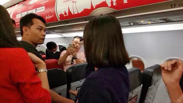 【AirAsia空姐遭侮辱!】中國野蠻乘客因不能和伴侶坐在同一個座位,而將「滾熱的泡麵」潑向亞航空姐的臉蛋!