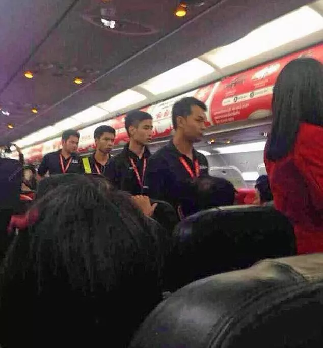 【AirAsia空姐遭侮辱!】中國野蠻乘客因不能和伴侶坐在同一個座位,而將「滾熱的泡麵」潑向亞航空姐的臉蛋!