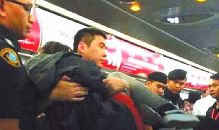 【AirAsia空姐遭侮辱!】中國野蠻乘客因不能和伴侶坐在同一個座位,而將「滾熱的泡麵」潑向亞航空姐的臉蛋!