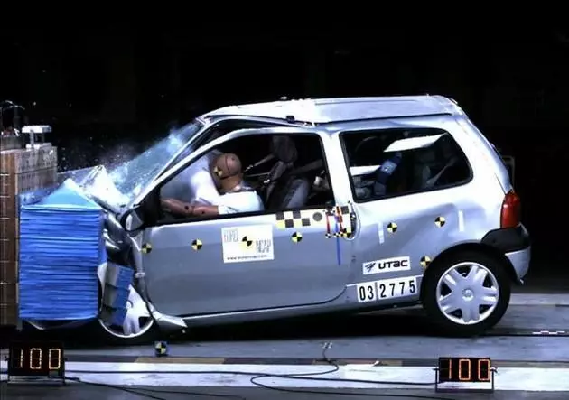 當你剎車失靈了,撞牆和撞樹哪個才能活下來