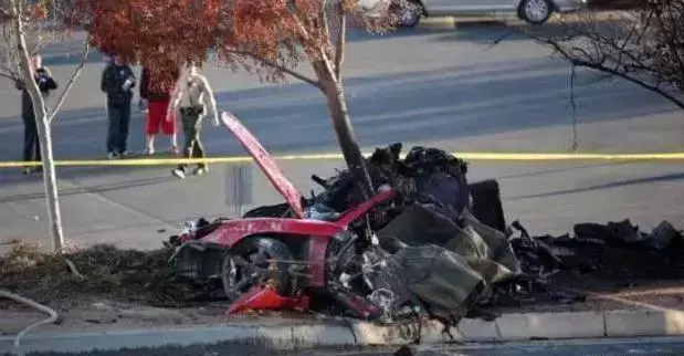 當你剎車失靈了,撞牆和撞樹哪個才能活下來