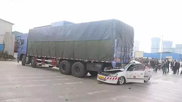 當你剎車失靈了,撞牆和撞樹哪個才能活下來