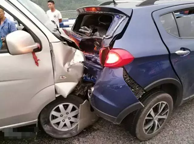 當你剎車失靈了,撞牆和撞樹哪個才能活下來