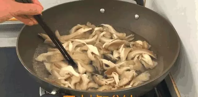 蘑菇最過癮的做法,花了3年研究,我家一周7頓吃不膩,太香了!