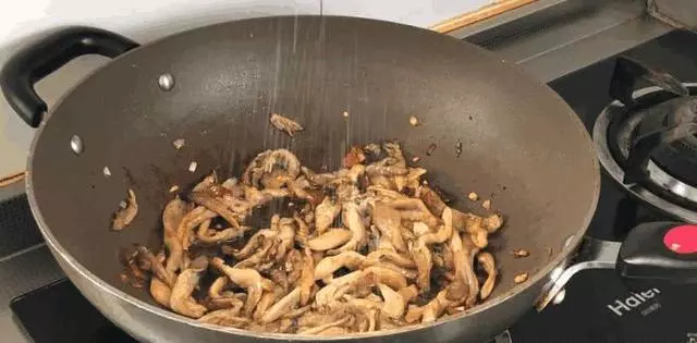 蘑菇最過癮的做法,花了3年研究,我家一周7頓吃不膩,太香了!