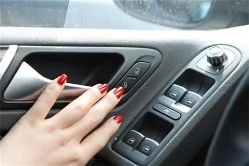 【記得一定要Lock車門!】大馬女網友Teratai美食中心差點被打搶!印度仔爆車鏡失敗還拿刀追出來!