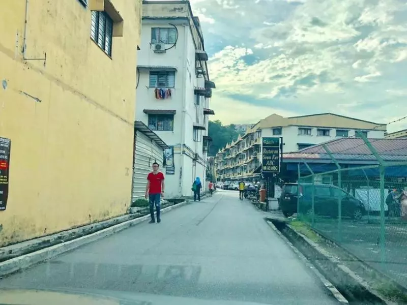 【記得一定要Lock車門!】大馬女網友Teratai美食中心差點被打搶!印度仔爆車鏡失敗還拿刀追出來!
