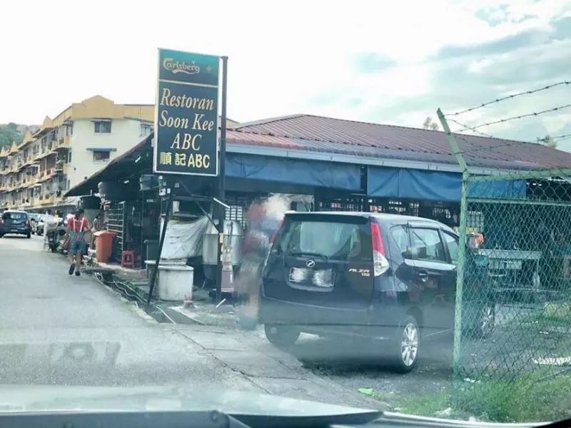 【記得一定要Lock車門!】大馬女網友Teratai美食中心差點被打搶!印度仔爆車鏡失敗還拿刀追出來!