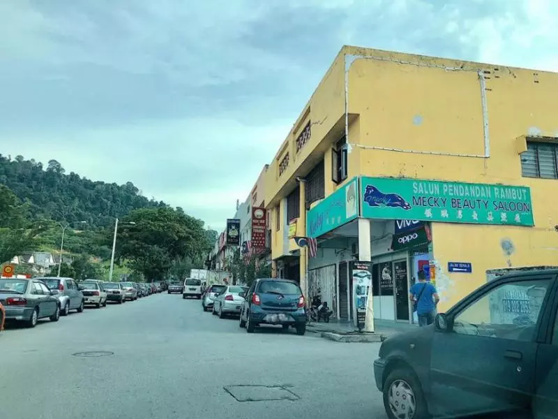 【記得一定要Lock車門!】大馬女網友Teratai美食中心差點被打搶!印度仔爆車鏡失敗還拿刀追出來!