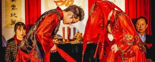 兒媳坐月子,婆婆天天給吃青菜,娘家找來,推開廚房,張大嘴巴