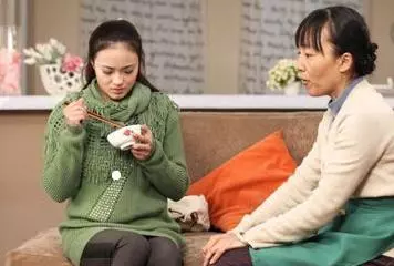 兒媳坐月子,婆婆天天給吃青菜,娘家找來,推開廚房,張大嘴巴