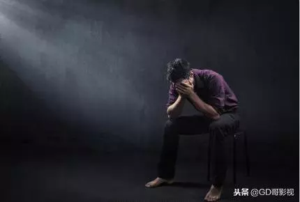 老公打工三年無音訊,我被婆婆趕出門,門口撞到一人,我張大嘴巴