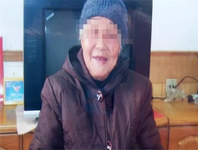 結婚兩年老公從來不帶我回老家,公婆第一次登門我嚇得癱坐在地