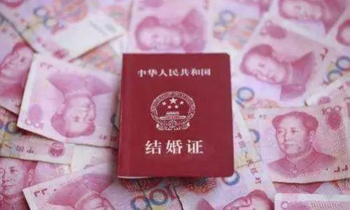 結婚兩年老公從來不帶我回老家,公婆第一次登門我嚇得癱坐在地