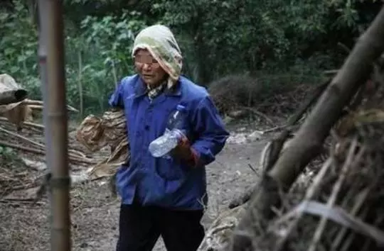女兒每月寄1千,母親卻說不孝,4年後回家,才發現收錢的已不是母親