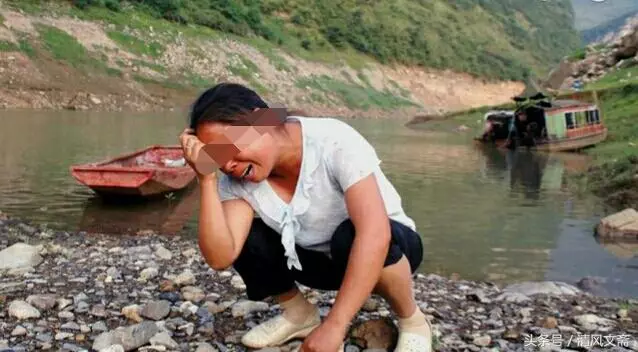 女兒死了五年,母親看見個和她長得很像的女孩,跑過去一看後悔了!