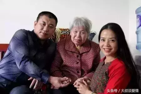剖腹產後回到家中,看到婆婆和老公做出這樣行為,我好想離婚