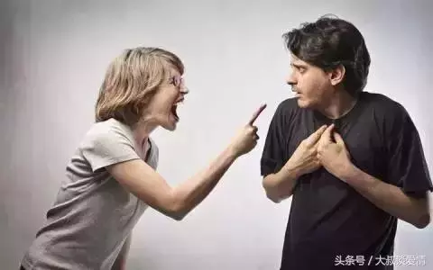 剖腹產後回到家中,看到婆婆和老公做出這樣行為,我好想離婚