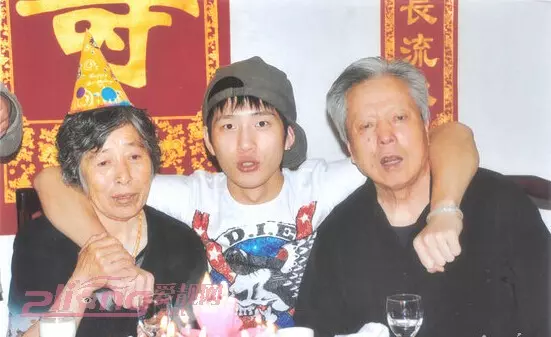 出生28天遭母棄養! 井柏然靠阿嬤擺攤養大 如今送億萬豪宅回報她