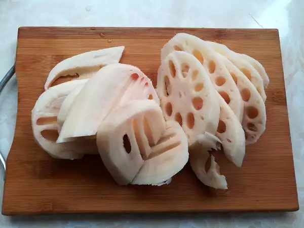 蓮藕炸一下,比薯條好吃,比鍋巴香,酥的掉渣,3斤藕都不夠吃
