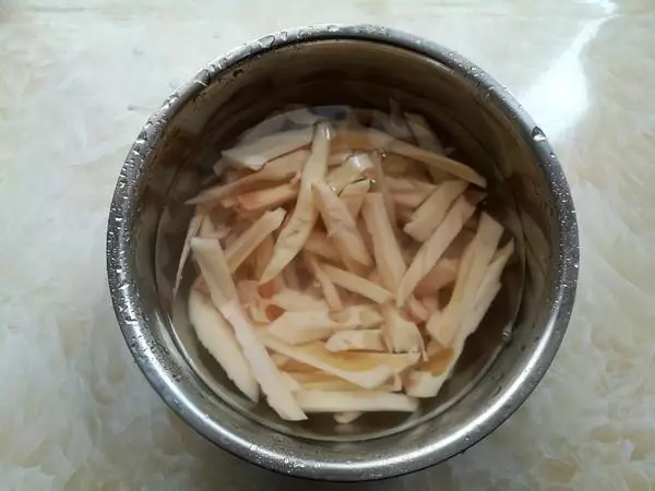 蓮藕炸一下,比薯條好吃,比鍋巴香,酥的掉渣,3斤藕都不夠吃