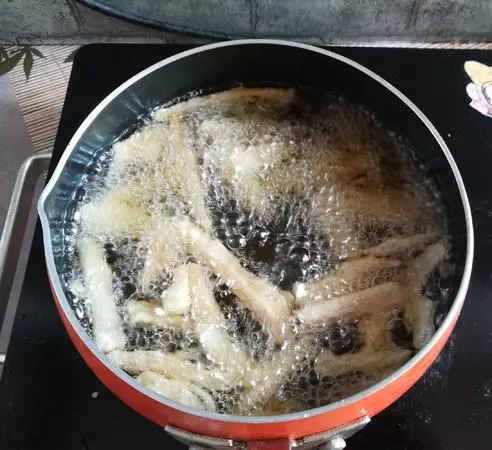蓮藕炸一下,比薯條好吃,比鍋巴香,酥的掉渣,3斤藕都不夠吃