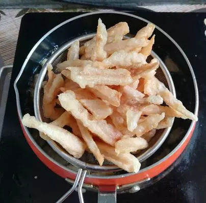 蓮藕炸一下,比薯條好吃,比鍋巴香,酥的掉渣,3斤藕都不夠吃