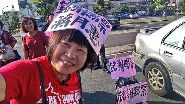 高票當選!44萬補助金全捐了 蔣月惠屏東路邊拉琴謝票