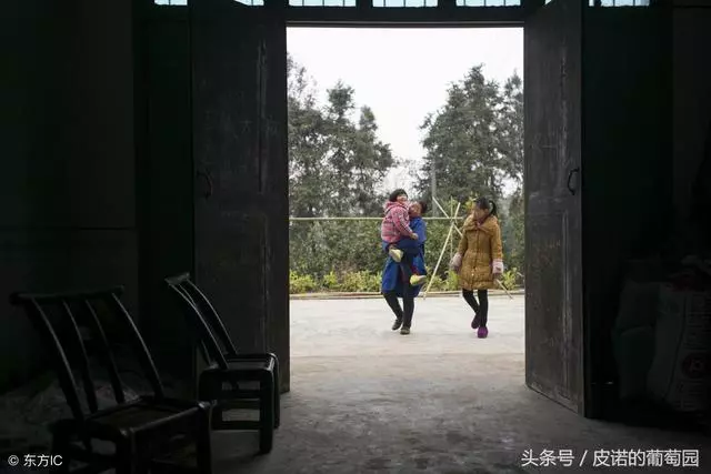 我媽臨時變卦,彩禮沒讓帶回婆家,回門時婆婆上門大哭成全村笑話