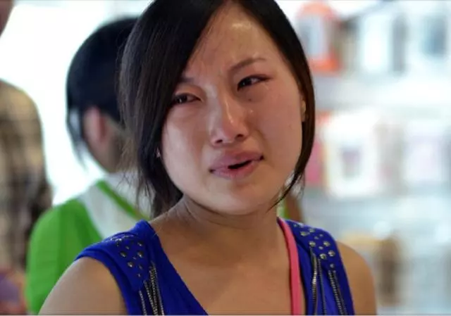 與丈夫離婚半年後,無意聽到鄰居說一話,女子扭頭跑往前夫家裡