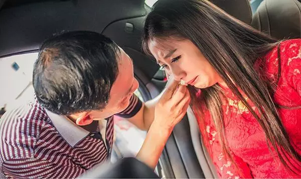 我出嫁農村繼父陪嫁二十萬,婚後第二天我把他送進了監獄