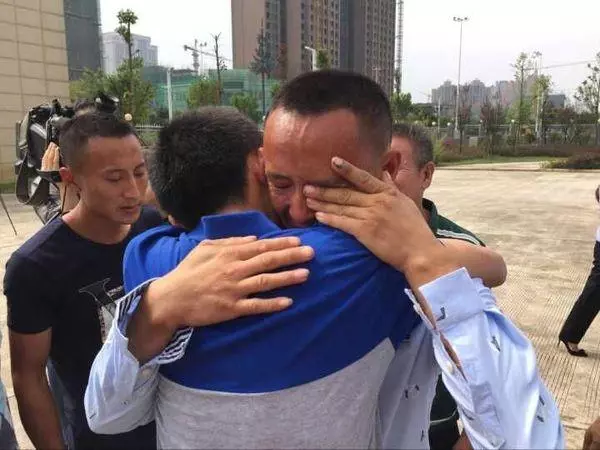 失散28年,終於找到親生父母,他們的做法令我痛徹心扉