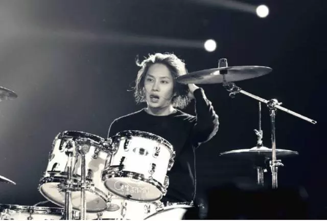 SuperJunior隊長利特更新SNS,配文引粉絲淚目:趕緊找個女友吧!