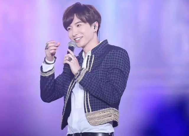 SuperJunior隊長利特更新SNS,配文引粉絲淚目:趕緊找個女友吧!