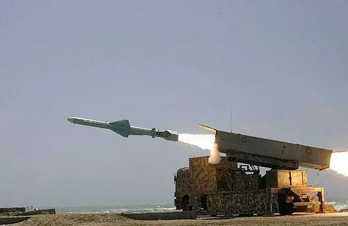 伊朗仿製中國兩枚反艦飛彈,成功擊沉敵軍2000噸戰艦,美不給出售