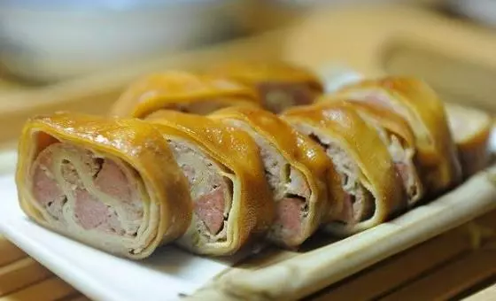 吃了雞胸肉的貓在我院子裡到處聞ms不打算走了orz 雞湯抄手餓死了於是麵粉啥的還沒收拾就開吃了== 雞湯抄手,老母雞的雞湯太鮮了...
雞湯干豆腐卷
![雞湯的19種美味做法,天天喝面色紅潤,愛美人士要常喝!