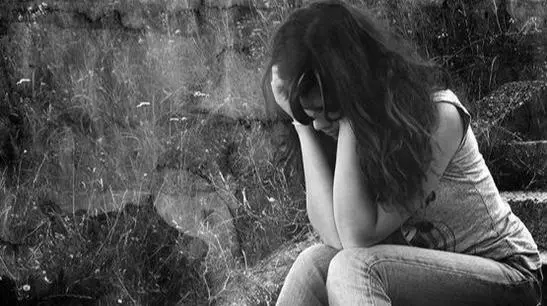 三歲女童喊肚子痛,父親帶她到醫院檢查,醫生瞞著父親報了警