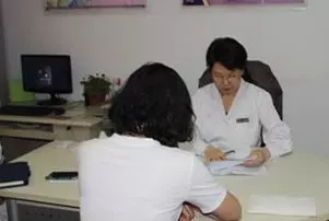 結婚5年俺不孕,家婆卻懷孕,俺陪她產檢,醫生悄悄講,離婚
