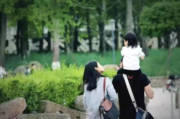 母親不肯給彩禮,我無奈做了上門女婿,20年後弟弟打來電話我愣了