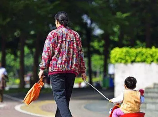 讓婆婆帶孫子,每月4千生活費卻還不夠,回家看到孩子後愁壞了