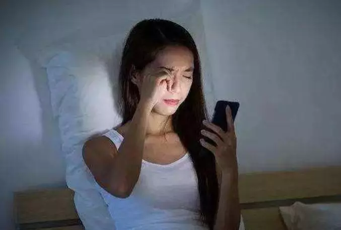 二婚老公半夜回家去洗澡,妻子收到一條信息,慌忙下床把浴室鎖死